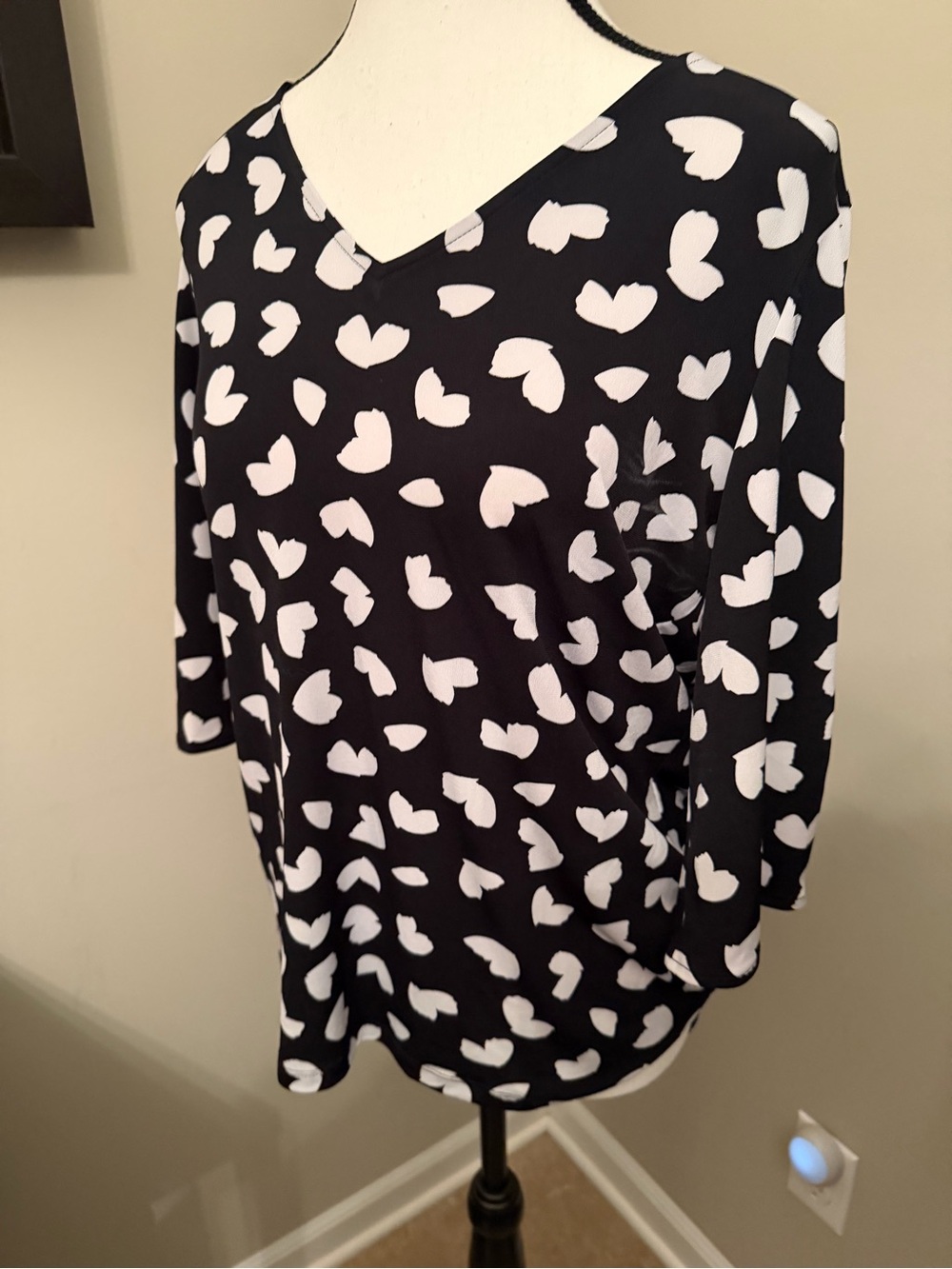 Michael Kors Heart Print Blouse Women’s Medium Black White V Neck Cutout